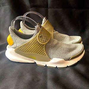 Nike WMNS Sock Dart SE DARK LODEN Gold Leaf